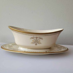 LENOX Gravy Boat with Attached Underplate/Castle Garden Collection